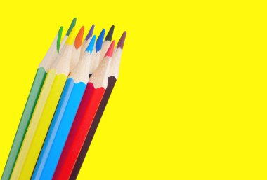 Sarı arka planda, kopya alanı olan kalemler. Okul ve renkli kalemlerle yaratıcı boya konsepti. Okula dönüş afişi