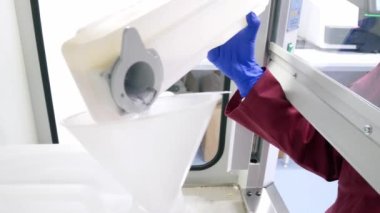 Çevresel, tıbbi ve laboratuvar atıkları. Çöp konteynırındaki zehirli sıvı atığı. Sanayi atıkları ve kirliliği