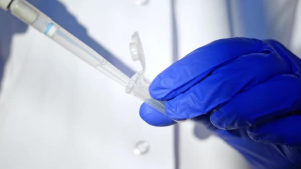 Laboratorieforskare eller sjuksköterska pipets patientprov i ett provrör. Genteknik eller screening av genetiska sjukdomar. Forskning och vetenskap om cancer och läkemedel — Stockvideo