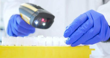 Laboratuvar teknisyeni ya da tıp asistanı hasta örneklerini hasta veri tabanında tarıyor. Laboratuvar teknisyeni barkod okuyucu kullanır. Genetik ve kanser taraması ve tıbbi teknoloji ve terapi.