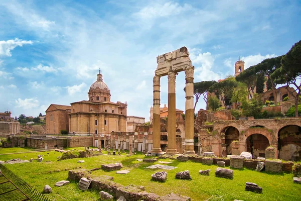 Roma, İtalya 'da Roma forumu. Satürn Tapınağı ve Castor ve Pollux Tapınağı, Roma Forumu 'nun antik kalıntıları. İtalya 'da seyahat ve tatil