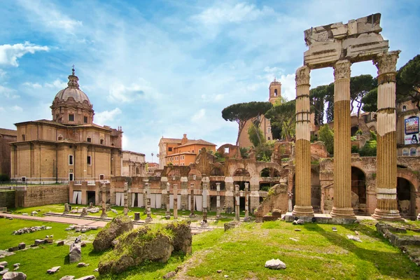 Forum romanum in Rome, Italy. Temple of Saturn and Temple of Castor and Pollux, ancient ruins of the Roman Forum. Travel and vacation in Italy — Stock Photo, Image