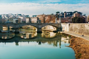 Pont Vittorio Emmanuele ve Roma'da Tiber Nehri genel