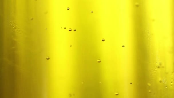 Aceite de oliva en botella (lente macro ) — Vídeos de Stock