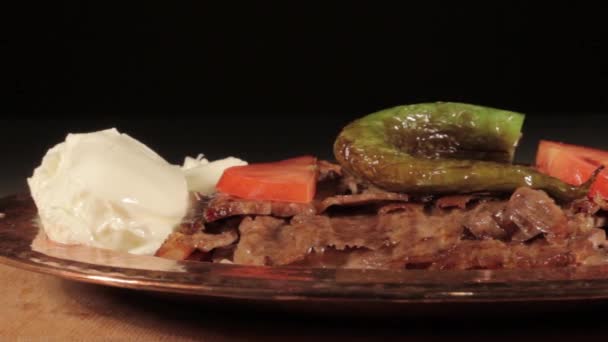 Турецкий кебаб, донер на специальной традиционной тарелке — стоковое видео