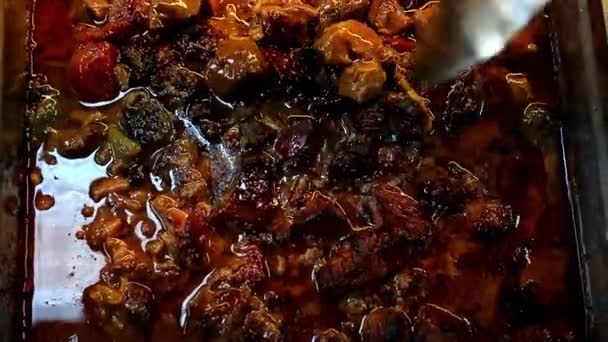 Турецкая еда красное мясо и овощи монтаж — стоковое видео