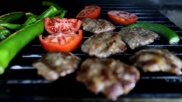 Turecki meatball grillowanie z papryką i pomidorami — Wideo stockowe