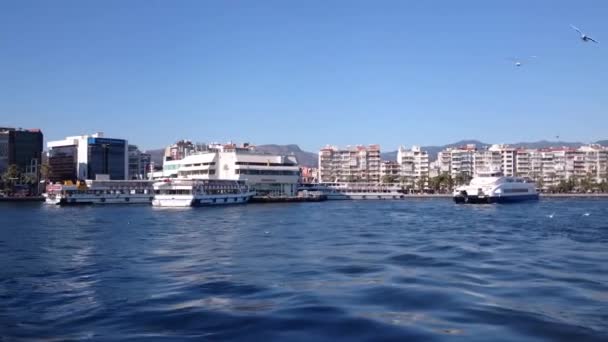 Izmir - 1 mars 2015: Färja sälar från Karsiyaka färjeläge att transportera passagerare till city center i Izmir. — Stockvideo