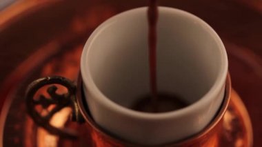 Türk kahvesi dökme geleneksel bakır cam ve plaka