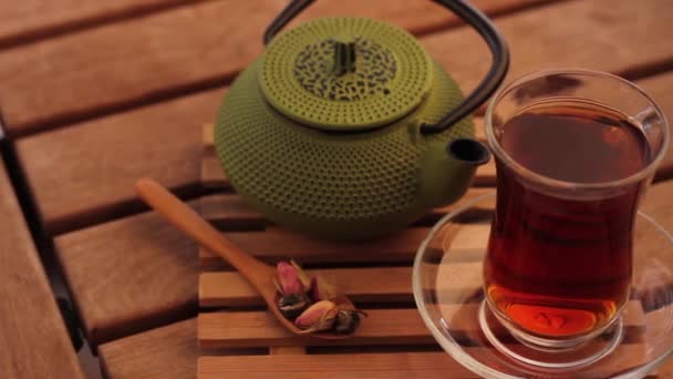 Herbal tea and teapot — Stock Video