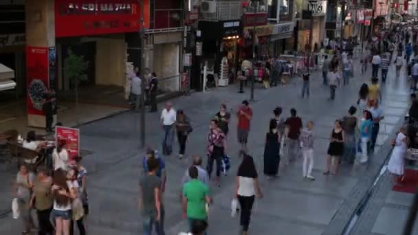 Izmir - Alsancak; Červenec 2015: Kibris Sehitleri street je nejoblíbenější turistickou destinací v centru města Izmir. — Stock video