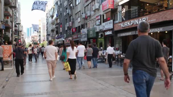 IZMIR - ALSANCAK; JULIO 2015: La calle Kibris Sehitleri es el destino turístico más popular del centro de Izmir . — Vídeos de Stock