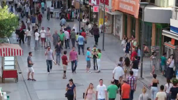 Izmir - Alsancak; Červenec 2015: Kibris Sehitleri street je nejoblíbenější turistickou destinací v centru města Izmir. — Stock video