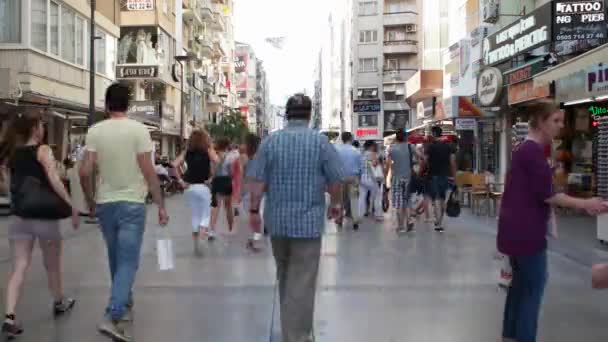 Izmir - Alsancak; Červenec 2015: Kibris Sehitleri street je nejoblíbenější turistickou destinací v centru města Izmir. — Stock video