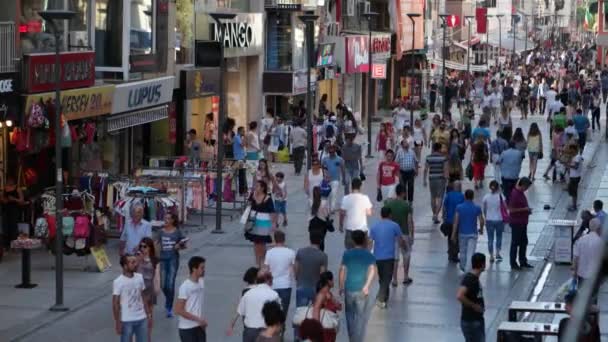 Izmir - Alsancak; Červenec 2015: Kibris Sehitleri street je nejoblíbenější turistickou destinací v centru města Izmir. — Stock video