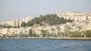 Izmir şehir manzaralı deniz ve trafik