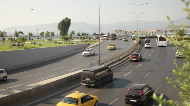 IZMIR, TURCHIA - LUGLIO 2015: Traffico di Smirne e vista sulla città dal ponte Konak — Video Stock