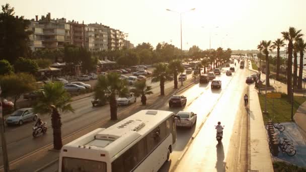 IZMIR, TURQUIA - JULHO 2015: tráfego de Izmir e vista da cidade da Ponte Goztepe — Vídeo de Stock