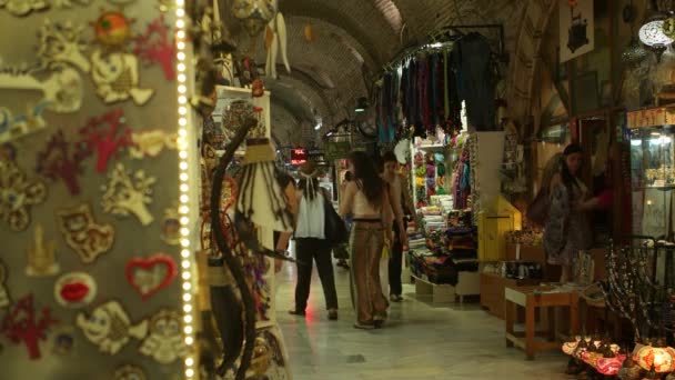 IZMIR, TURQUIA - JULHO 2015: Pessoas andando adn compras no Grande bazar de Izmir — Vídeo de Stock