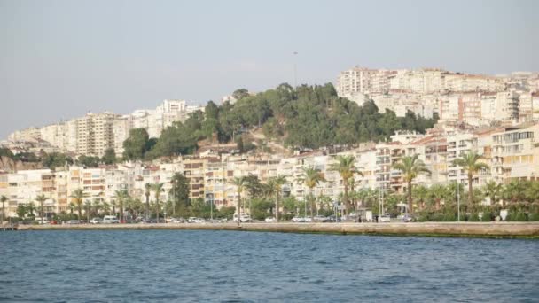 Vista sulla città di Smirne con mare e traffico — Video Stock