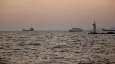 Deniz feneri ile feribot