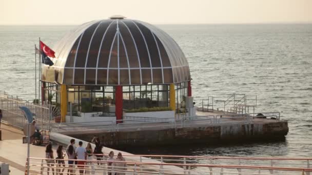 IZMIR, TURQUÍA - JULIO 2015: Estación de ferry de Goztepe desde el puente — Vídeos de Stock