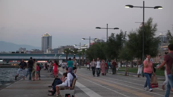 IZMIR - Konak, JUILLET 2015 : Kordon vue et les gens apprécient au centre-ville — Video