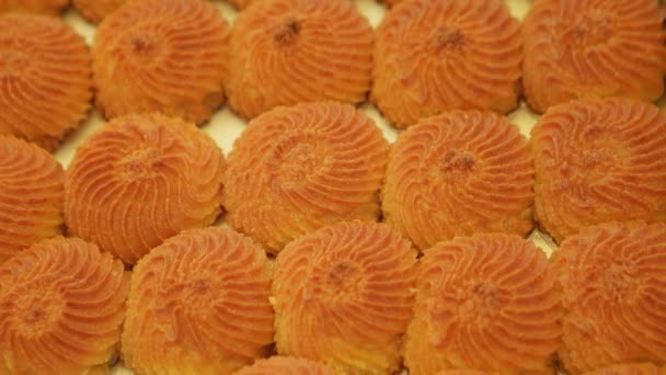 Turkish dessert - sekerpare in sweet shop — Stock Video