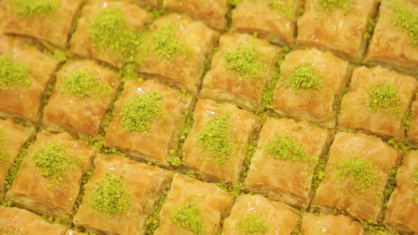 Turecki deser - baklava, gotowy do sprzedaży w restauracji — Wideo stockowe