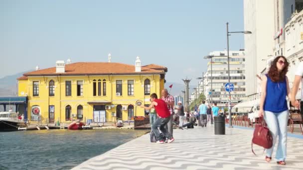 Izmir - juli 2015: Pasaport veerboot station uitzicht vanaf land en mensen vissen en wandelen in city center — Stockvideo