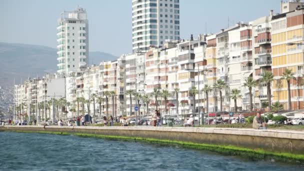 Izmir - juli 2015: Uitzicht op de stad center en mensen enjoing aan zee — Stockvideo