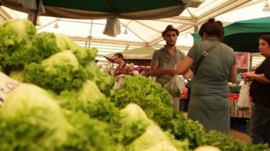 Izmir - Temmuz 2015: marul, şehrin en büyük ve en kalabalık çarşı satıcıdan satın müşteriler. Bostanlı, Karşıyaka bulunan