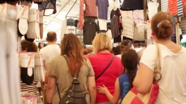 Izmir - Temmuz 2015: En büyük ve en kalabalık Çarşısı yanı şehirde. Bostanlı, Karşıyaka bulunan