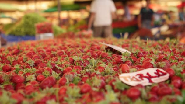 IZMIR - JULHO 2015: Morangos frescos no mercado no maior e mais lotado bazar da cidade. Localizado em Bostanli, Karsiyaka — Vídeo de Stock