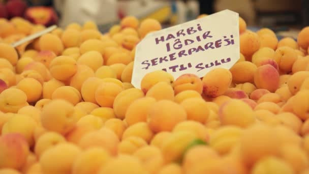 Čerstvé meruňky na trhu na největší a nejvíce přeplněné bazar ve městě. Nachází v Bostanli, Karsiyaka — Stock video