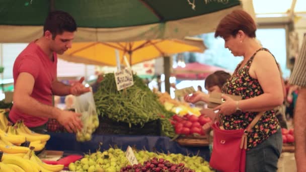 IZMIR - LUGLIO 2015: Clienti che acquistano pere fresche dal venditore nel bazar più grande e affollato della città. Situato a Bostanli, Karsiyaka — Video Stock