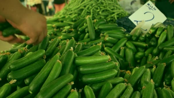 Ізмір - Липень 2015: Огірки свіжі на ринку в найбільших і найбільш переповненому базару в місті. Розташована в Bostanli, Karsiyaka — стокове відео
