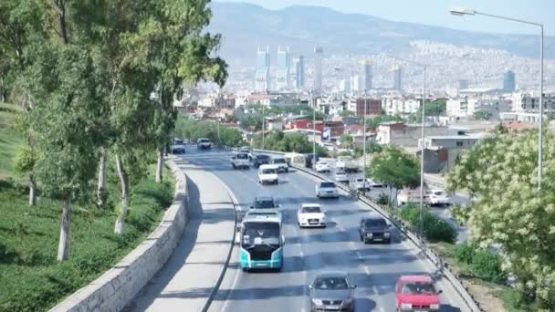 IZMIR, TURQUIA - JULHO 2015: tráfego de Izmir e vista da cidade em Yesildere — Vídeo de Stock