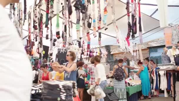 Izmir - juli 2015: Grootste en meest drukke bazaar in de stad. Gelegen in Bostanli, Gaziantep Bld Spor — Stockvideo