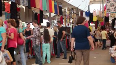 Izmir - Temmuz 2015: En büyük ve en kalabalık Çarşısı yanı şehirde. Bostanlı, Karşıyaka bulunan