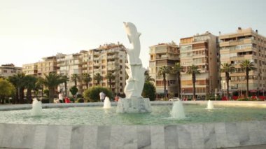 Izmir Karşıyaka, Temmuz 2015; Karşıyaka sahil yunuslar heykeli