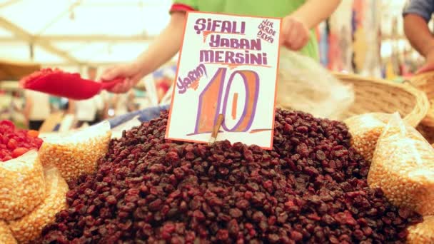 IZMIR - LUGLIO 2015: Mirtilli rossi freschi sul mercato nel bazar più grande e affollato della città. Situato a Bostanli, Karsiyaka — Video Stock