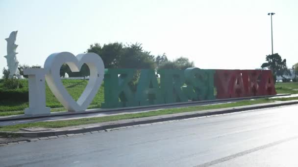 Izmir Karsiyaka - juli 2015: "I love Gaziantep Bld Spor" teken op zee, voorzijde van verkeer. Time-lapse schieten — Stockvideo