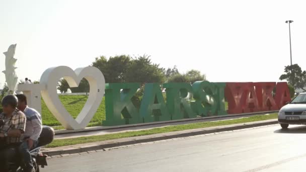 IZMIR KARSIYAKA - JULY 2015: "I love Karsiyaka" sign at seaside, front of traffic. — Stock Video