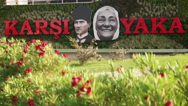 IZMIR, TURCHIA, LUGLIO 2015: Ataturk e sua madre Zubeyde Hanim statue con titolo Karsiyaka. Karsiyaka è il quartiere più bello di Smirne e il luogo dove si trova la tomba delle madri di Ataturk . — Video Stock