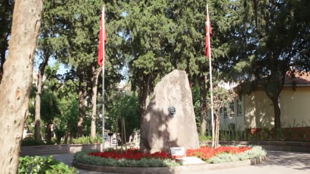 Izmir - Karsiyaka, juli 2015: Mausoleum van Mustafa Kemal Ataturk's moeder Zubeyde Hanim. — Stockvideo