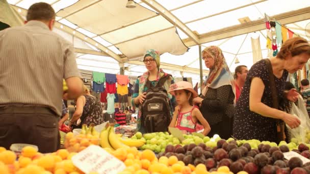 Izmir - juli 2015: Klanten kopen pruimen van verkoper op de grootste en meest drukke bazaar in de stad. Gelegen in Bostanli, Gaziantep Bld Spor — Stockvideo