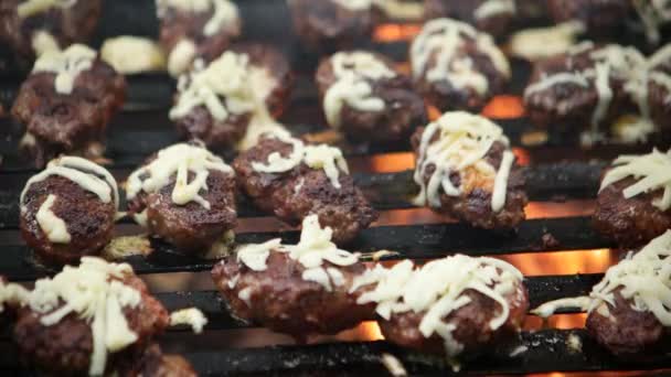 Barbacoa a la plancha albóndigas con queso — Vídeos de Stock