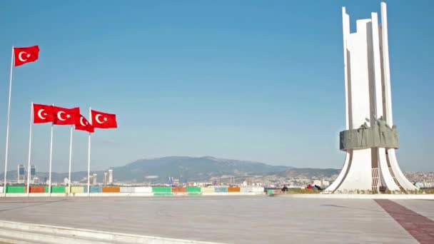 Ataturk statyn och turkiska flaggor vajande på Izmir Karsiyaka — Stockvideo