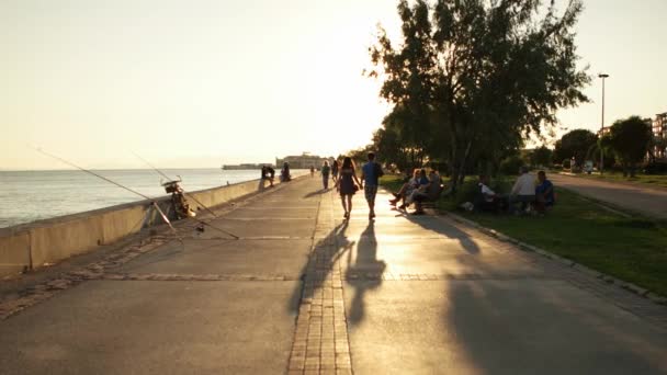 IZMIR - KARSIYAKA, JULIO 2015: Hora de la puesta del sol en el lado de la costa en Karsiyaka . — Vídeos de Stock